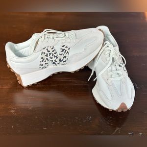 New Balance 327 Size 8 NWOT!